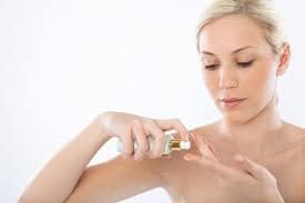 girl using a serum